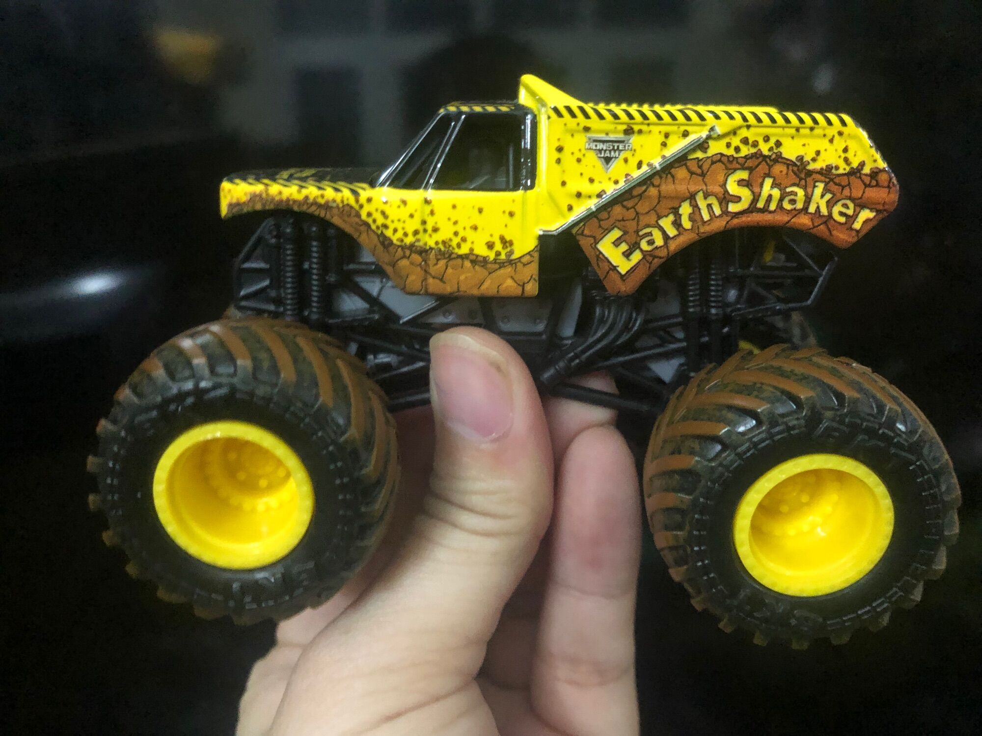 Series các mẫu xe Monster Jam Earth Quake