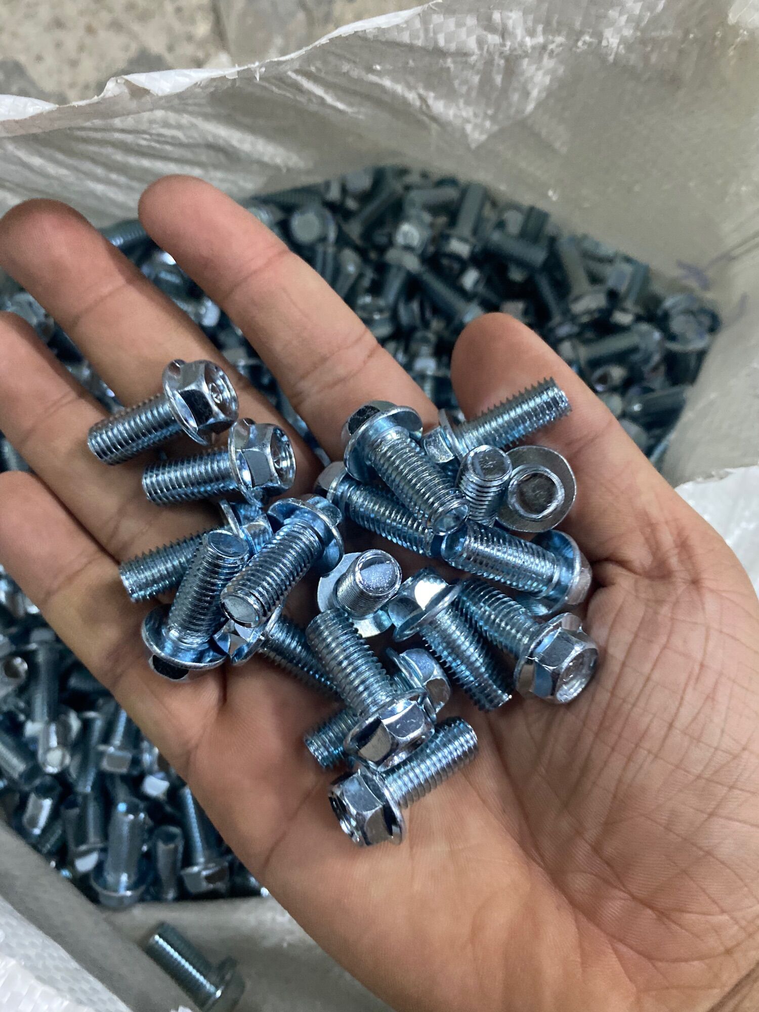 Ốc 9 ly cấy để chân xe máy khắc phục trờn ren