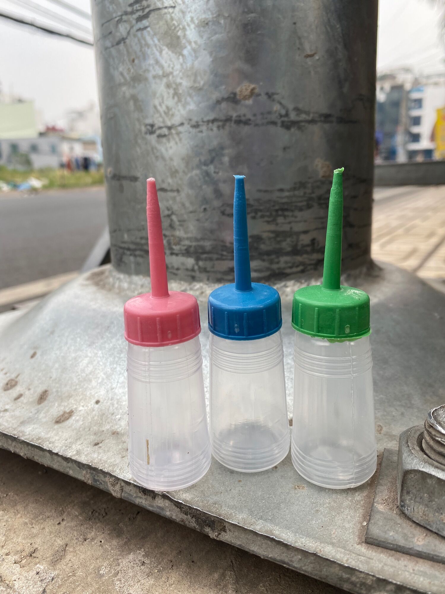 Bình châm dầu quai nhựa nhỏ đủ màu