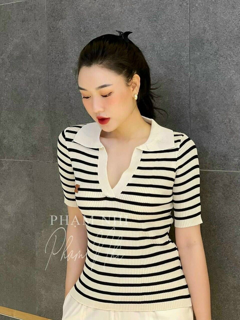 Áo sọc cổ trụ gắn chữ TS