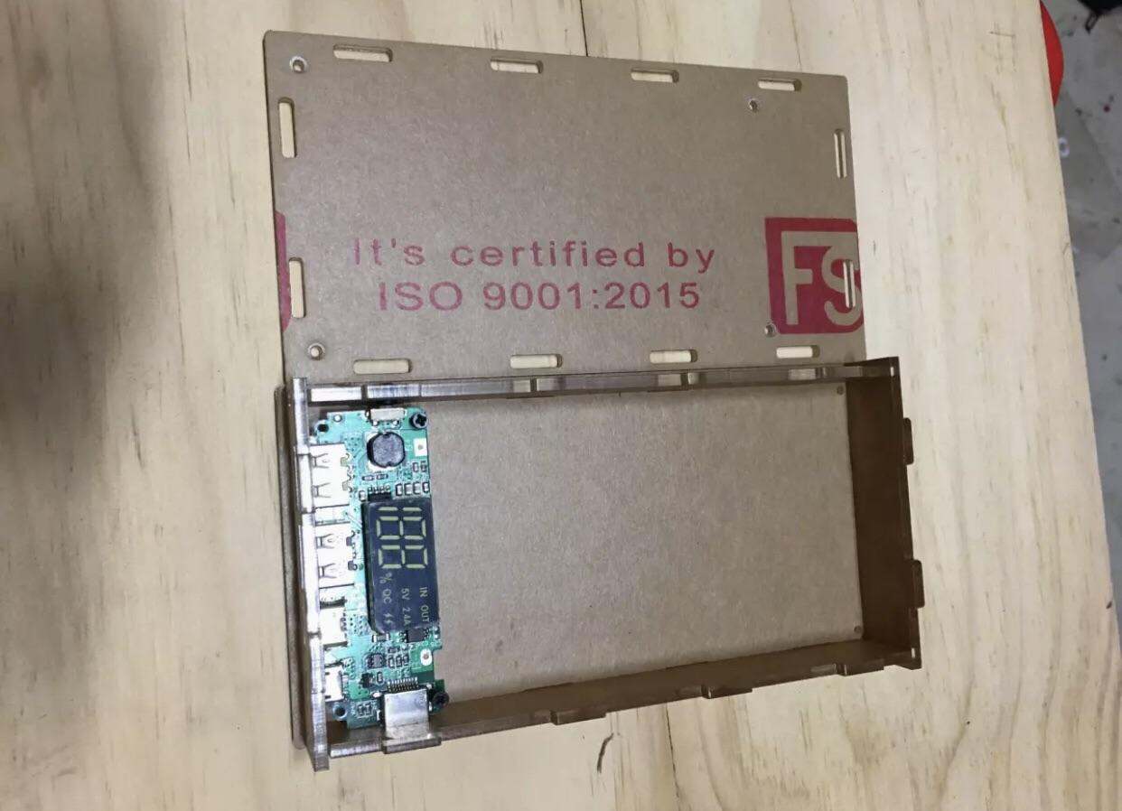 Box mica sạc dự phòng 18650 8 cell -3 ngỏ vào