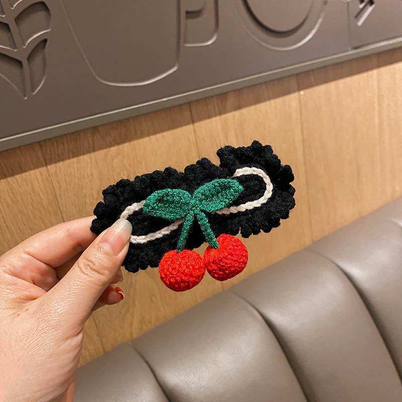 Kẹp tóc viền cherry bằng len handmade