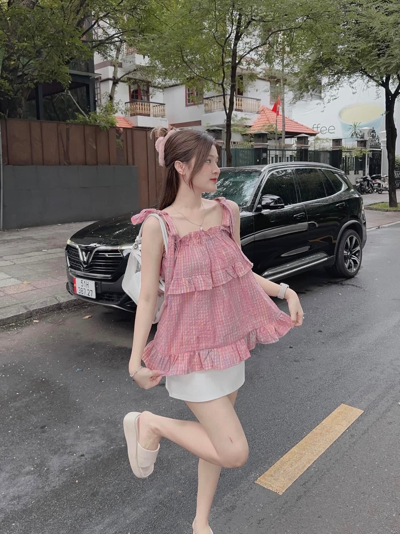 Áo dây kẻ sọc hồng so hot trend mùa hè 2023