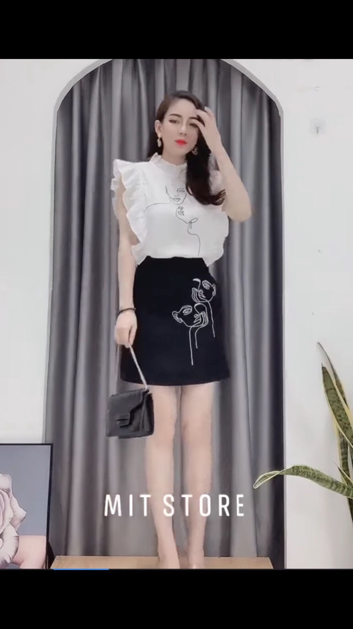 Sét váy gồm chân váy và áo in hình phối bèo