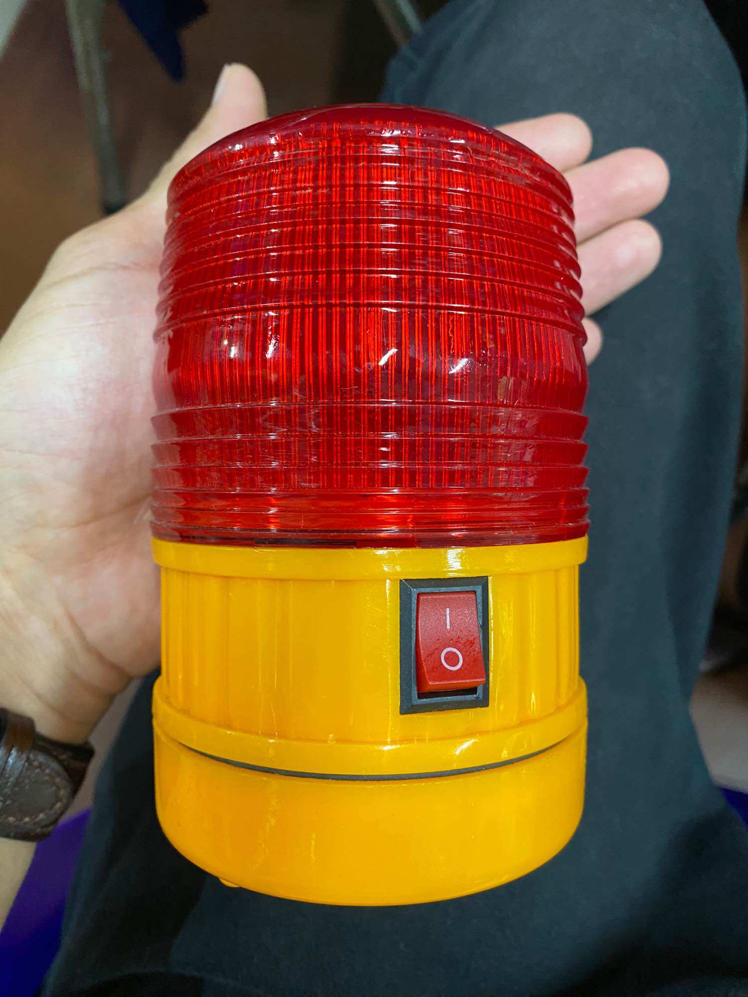 Đèn cảnh báo dùng 4 pin đế nam châm