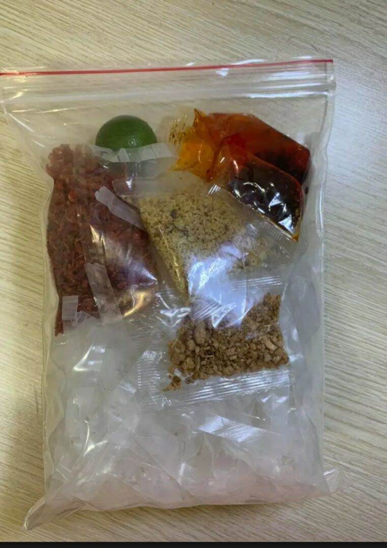 Bánh tráng trộn sa tế cay ruốc sấy