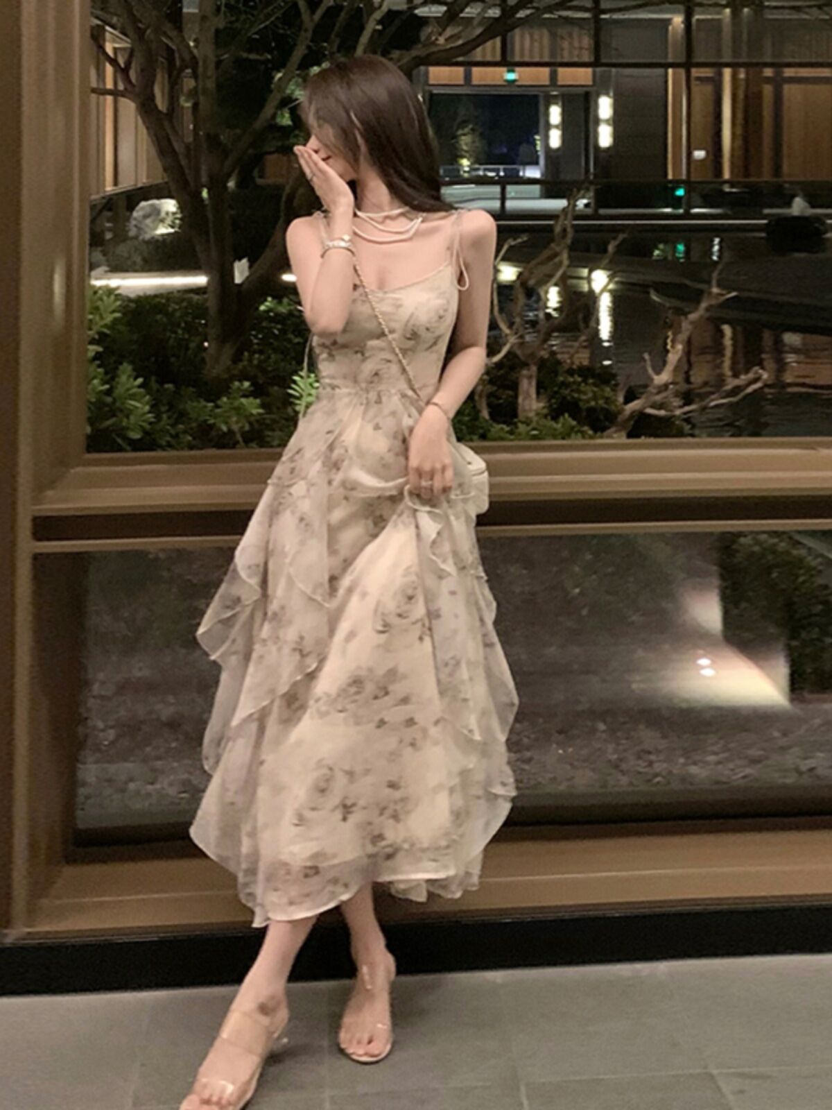 Thanh Lịch Vải Voan Họa Tiết In Bọc Đầm Với Viền Bèo Gấu Áo, Gấu Váy Dài Nhẹ Nhàng Váy Không Đều Thiết Kế Cảm Giác Ve Áo Dây Thắt Lưng