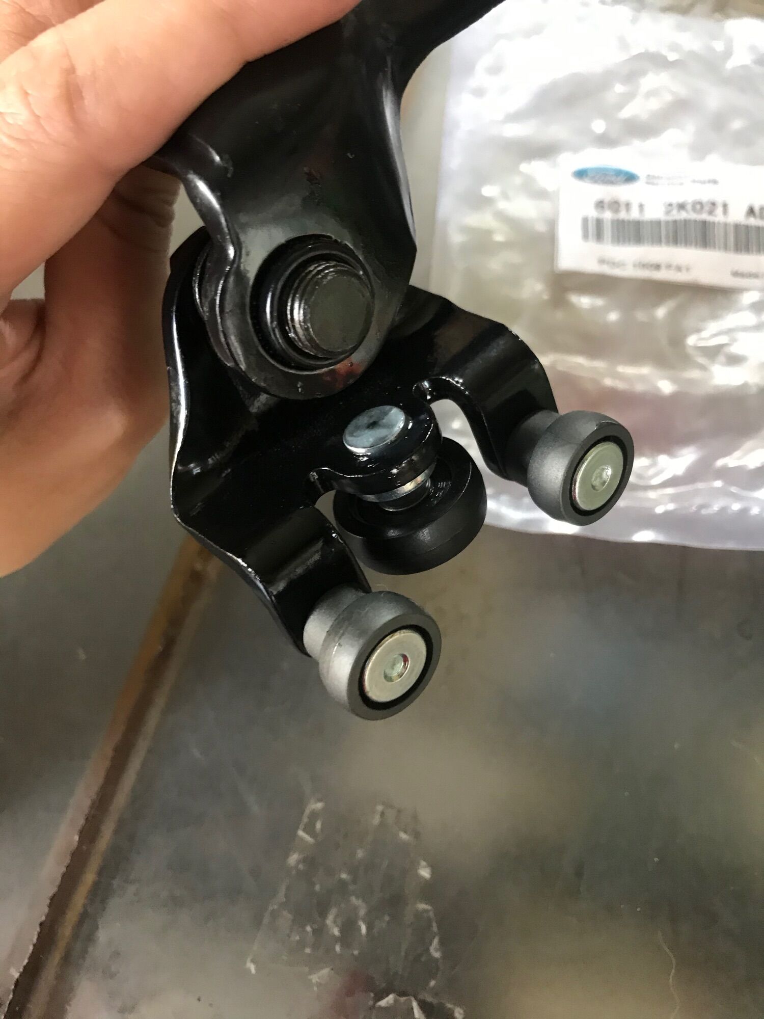 Bát Bạc Đạn (Bi Trượt) Cửa Lùa Ford Transit (Trên)