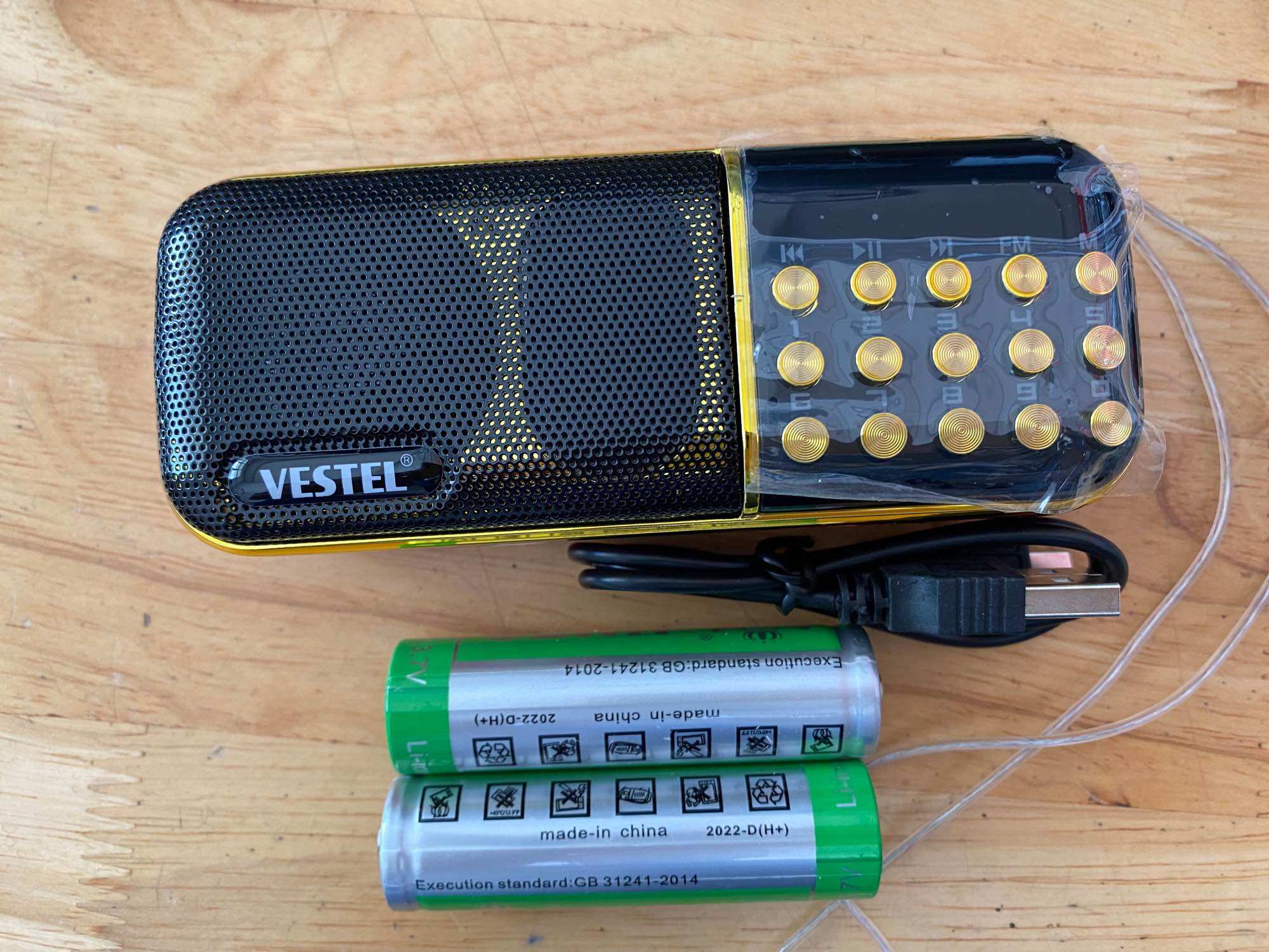 Đài thẻ nhớ SD và FM Vestel V51 (2 pin sạc)