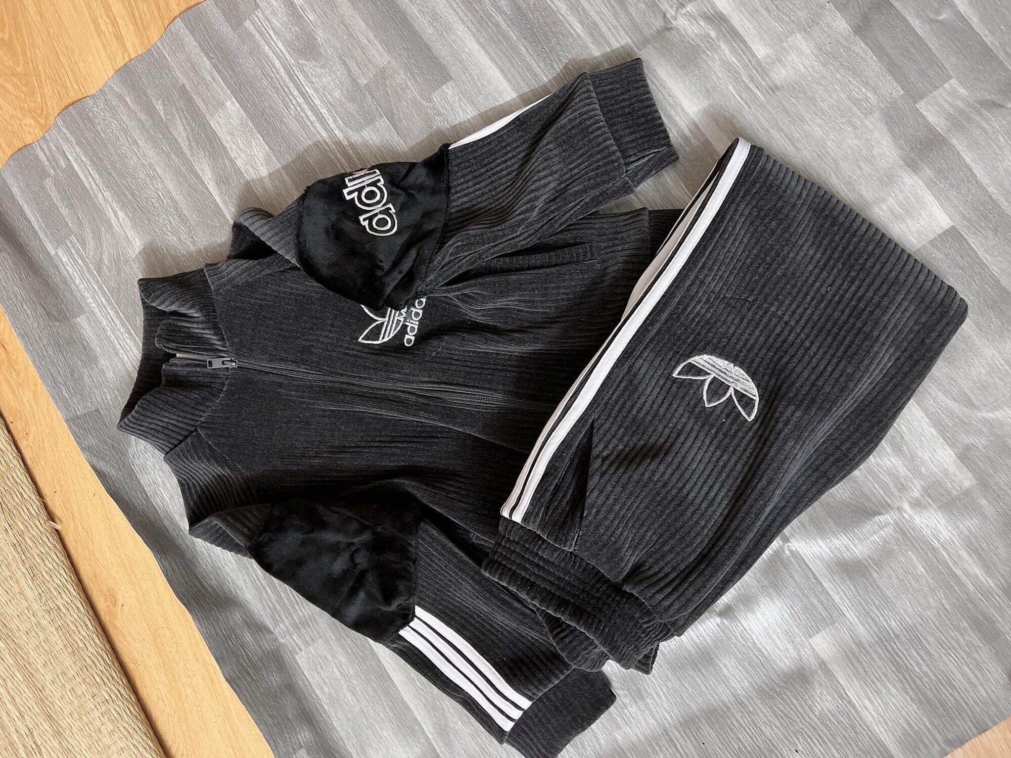 Bộ adidas nhung tăm nữ