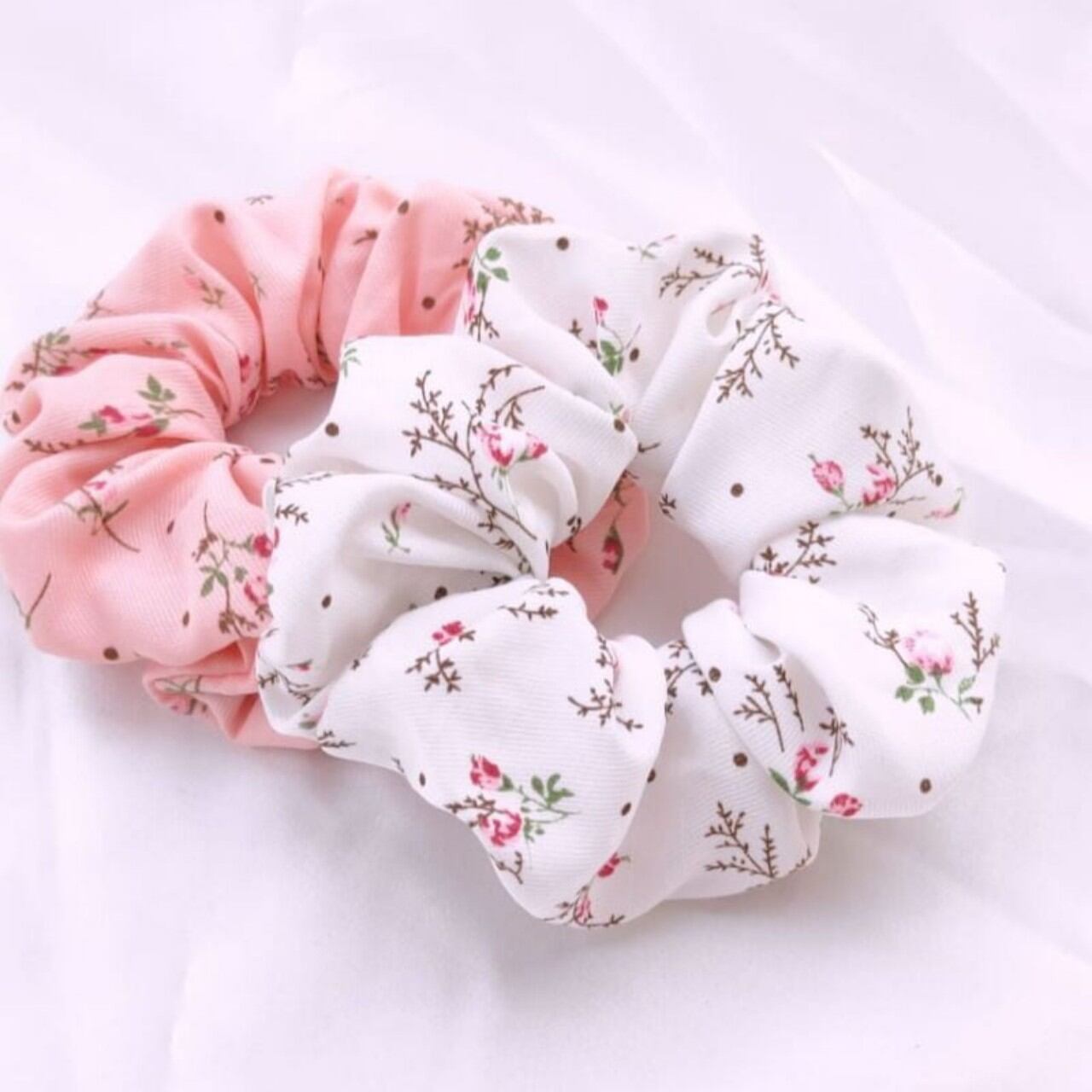 Cột tóc hoa đủ màu sắc