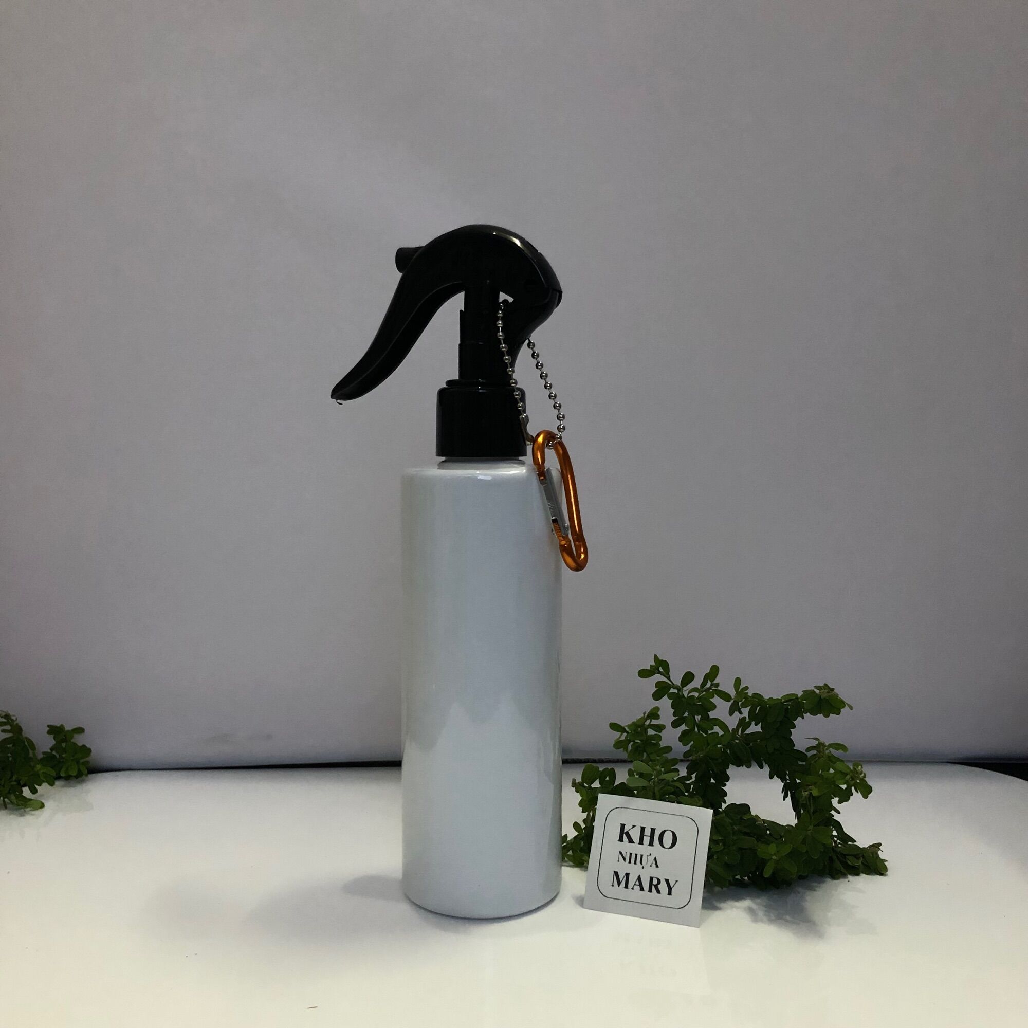 Bình xịt móc khoá treo xe - Bình xịt khuẩn xe ô tô, treo xe - Chai xịt cồn để bàn đi làm , xịt khuẩn lớp học , xịt sát khuẩn đổi vật- Chai nhựa 300ml/ 250ml/ 200ml / 150ml/ 100ml nhỏ gọn với màu Chai nâu / trong suốt / xanh / trắng