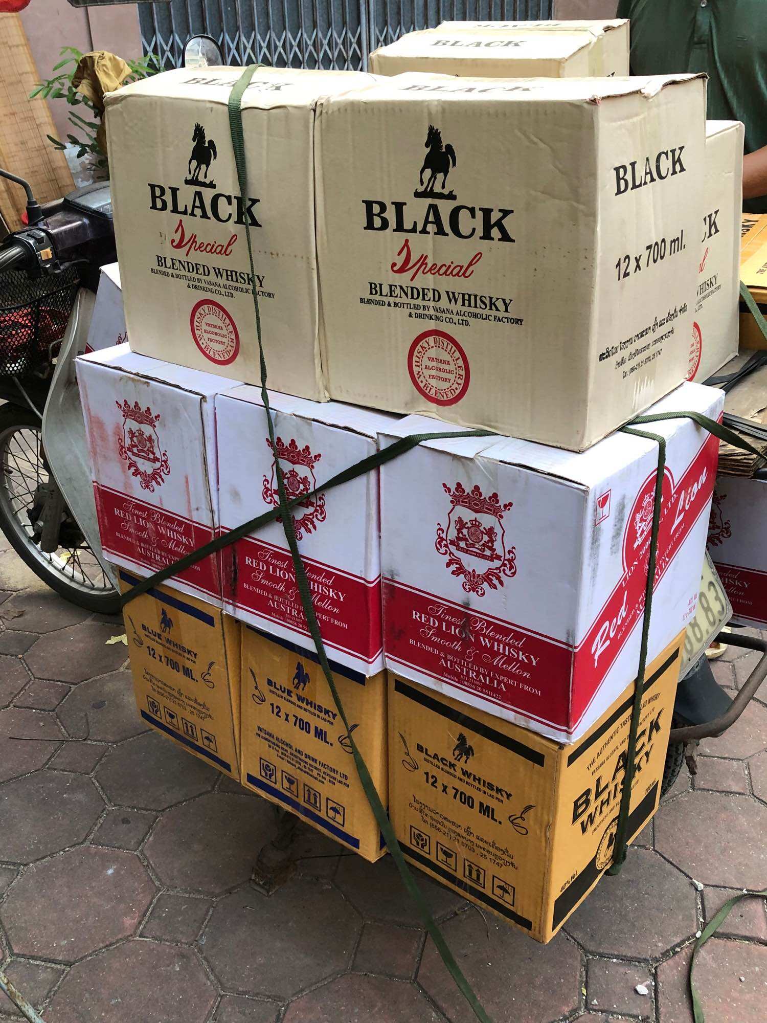 Combo 2 chai BLACK+RED LION nhập từ Lào dung tích 700ml