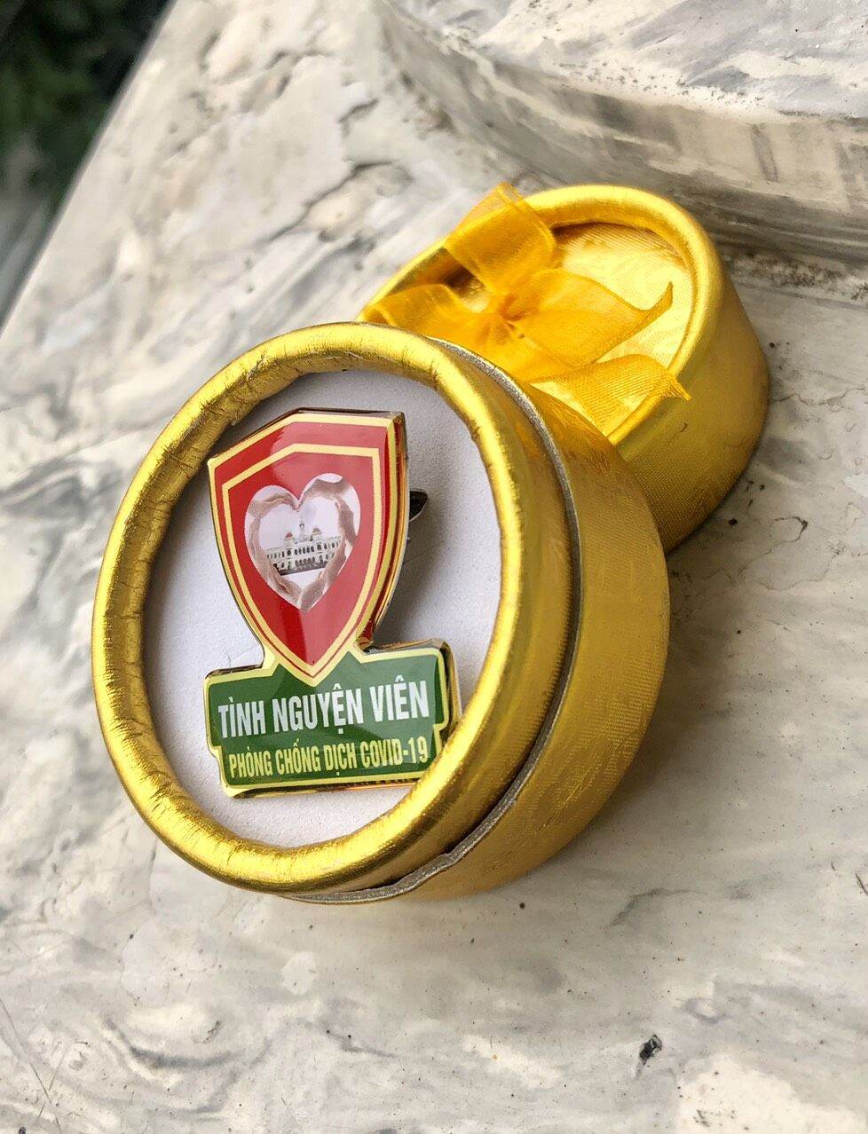 Set 3 huy hiệu Tình nguyện viên chống dịch covid - 19 - Kim gài