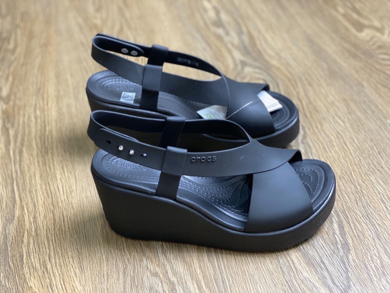 SANDAL CROCS BROOKLYN CAO GÓT ĐẾ XUỒNG MÀU ĐEN
