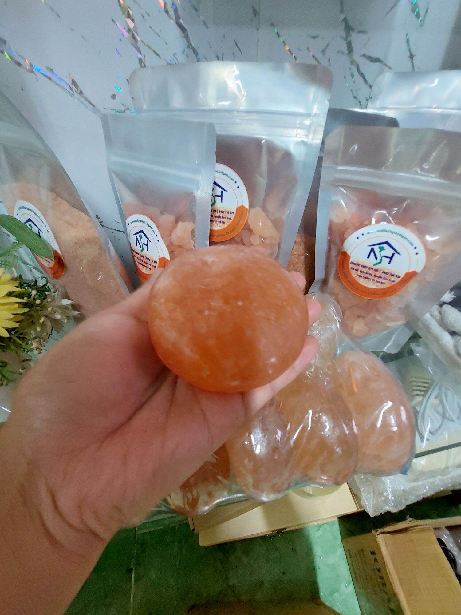 Đá massage body, đá muối Himalaya dạng viên tròn, dẹp, massage nóng, lướt trên bề mặt da cho khách, khối lượng một viên là 300gram