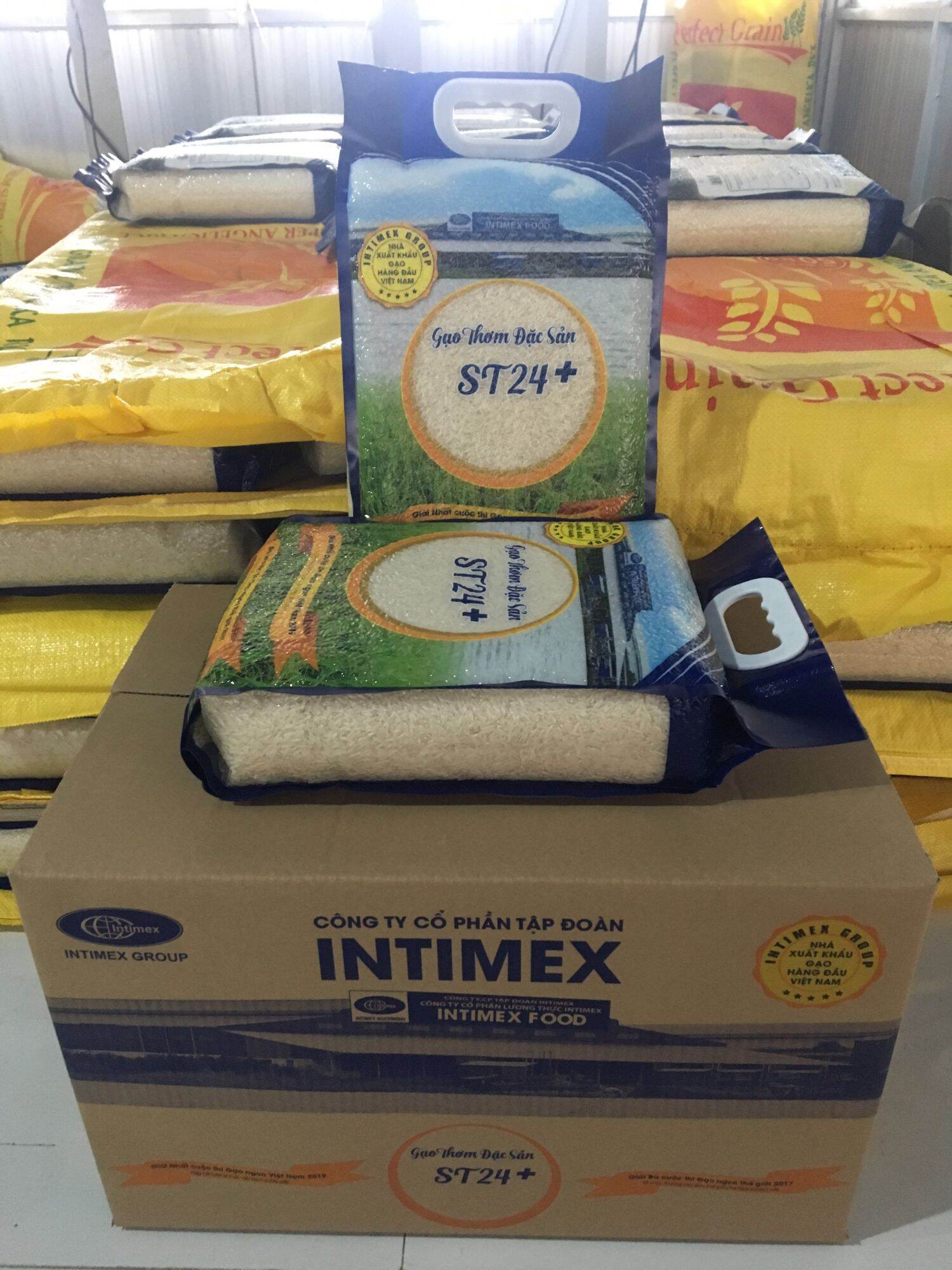 [HCM][HÀNG CHÍNH HÃNG-INTIMEX] 5KG Gạo thơm đặc sản ST24+ Hút chân không  - GIẢI NHẤT CUỘC THI GẠO NGON NHẤT VIỆT NAM 2019 VÀ GIẢI 3 GẠO NGON NHẤT THẾ GIỚI 2017