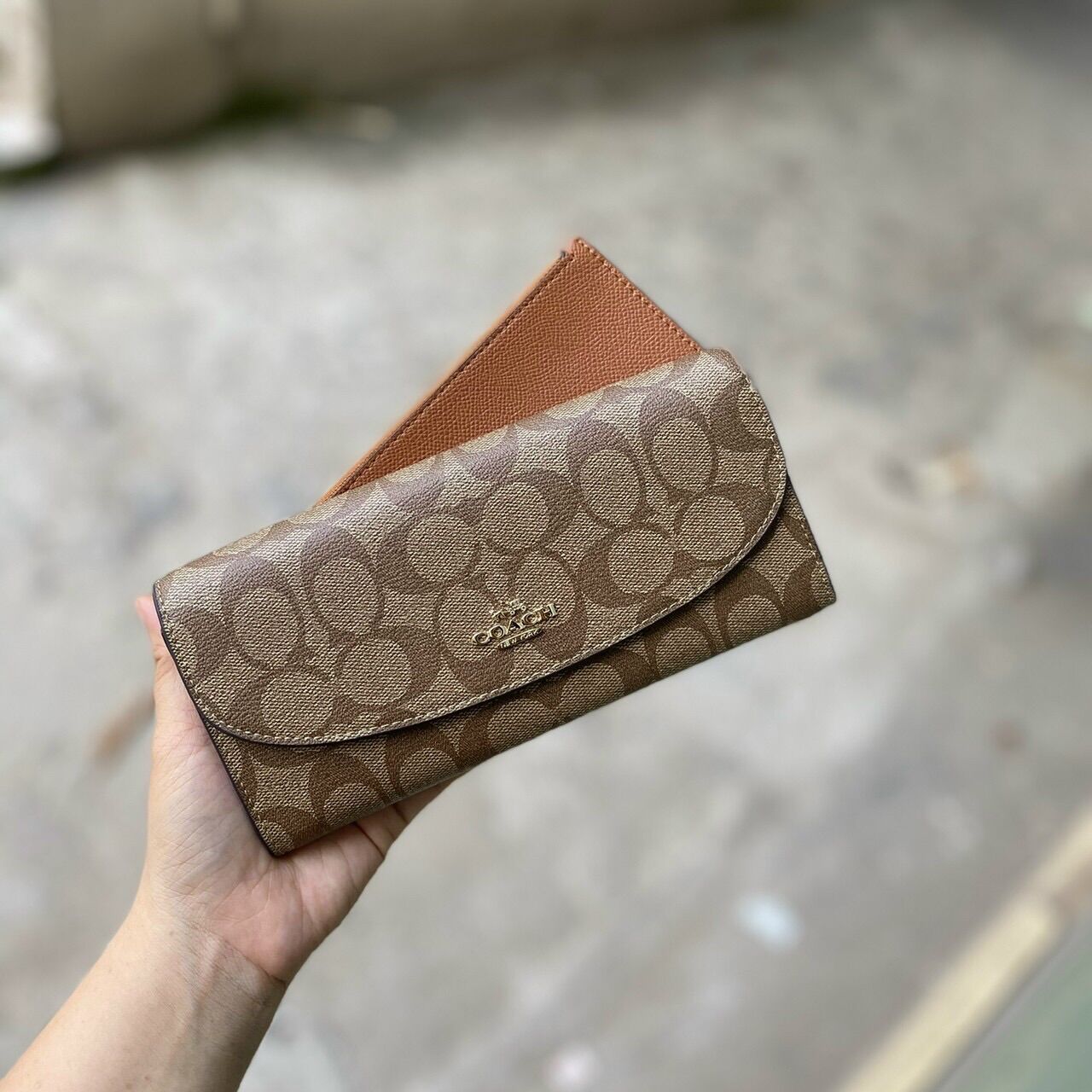 Ví dài Coach nắp tròn xinh xắn da thật pha canvas kèm ví mỏng sau lưng