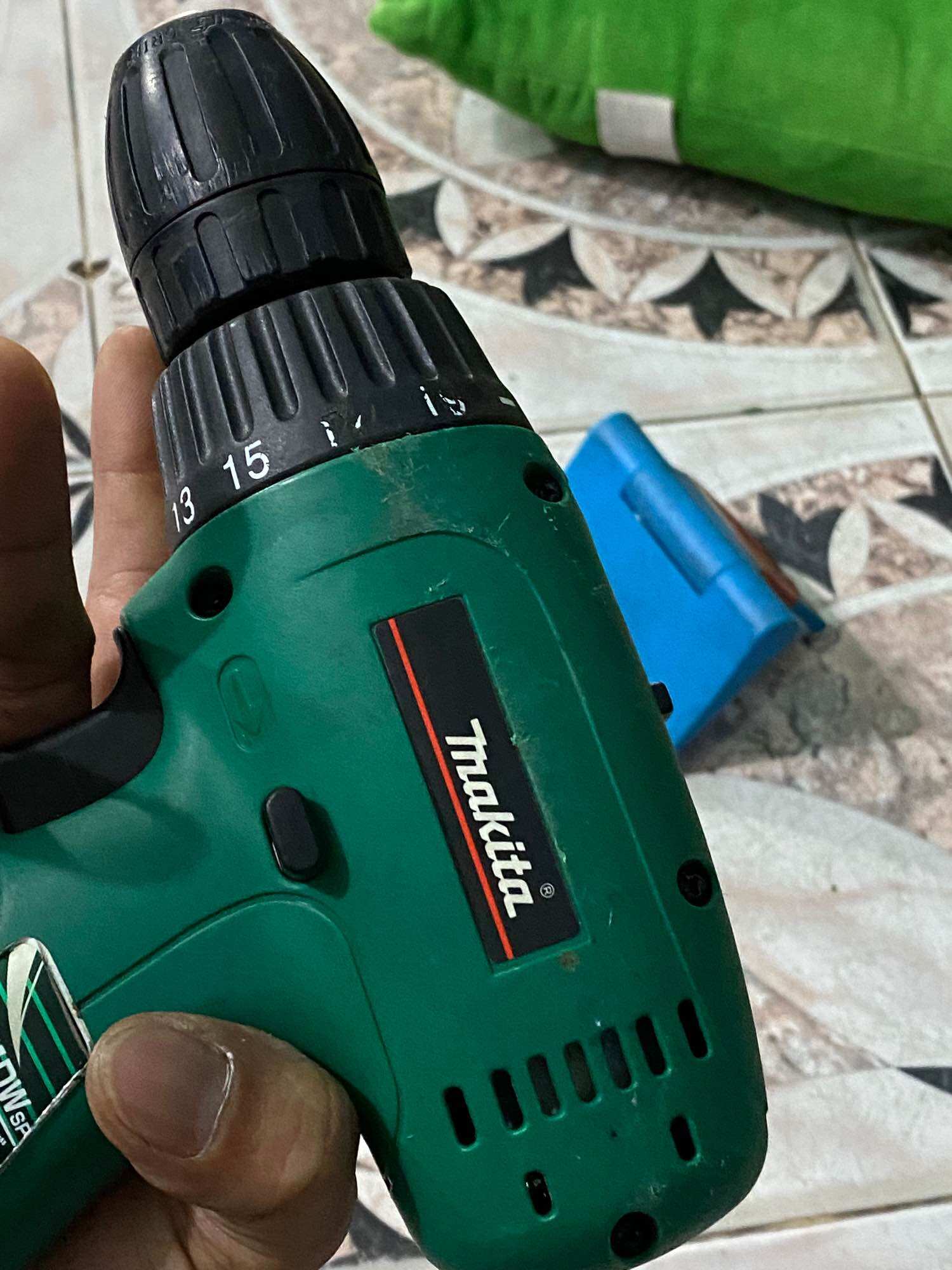 Máy khoan pin 12v Makita.