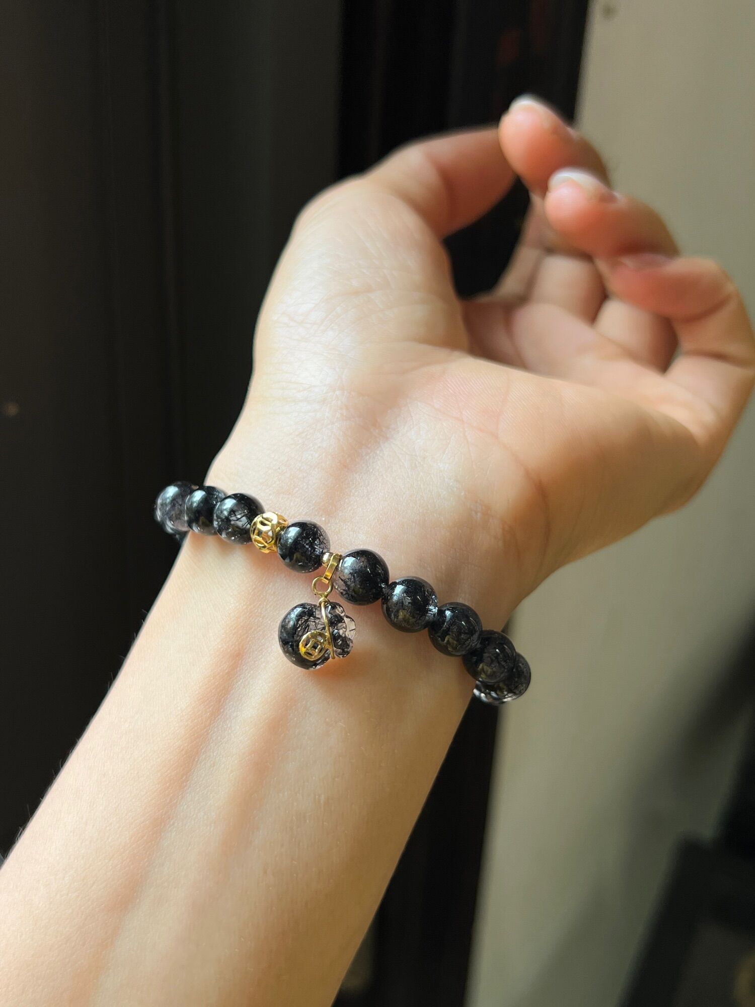 Vòng tay đá thạch anh tóc đen tự nhiên mix charm bi cầu kim tiền vàng tây và charm túi tiền thạch anh tóc đen bọc vàng tây, vòng tay đá phong thuỷ hợp mệnh mộc, mệnh thuỷ, trang sức thiết kế đủ hoá đơn thẻ bảo hành