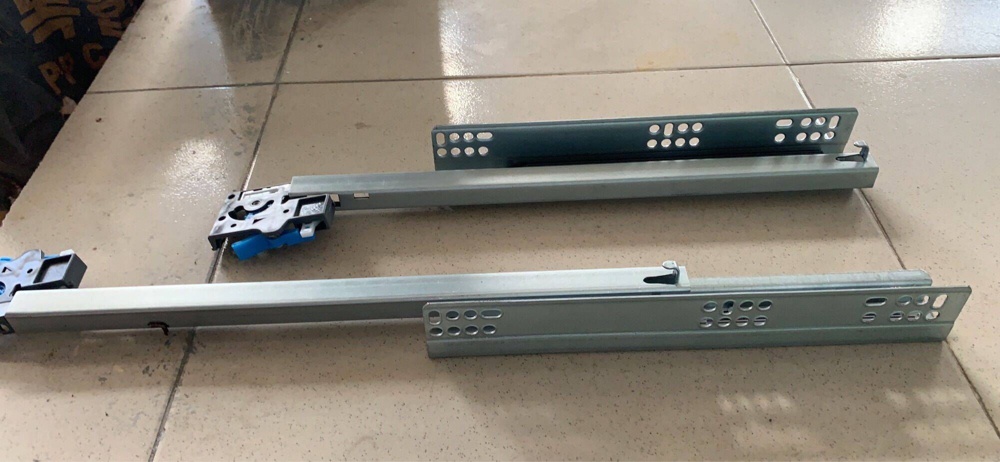 Ray trượt giảm chấn