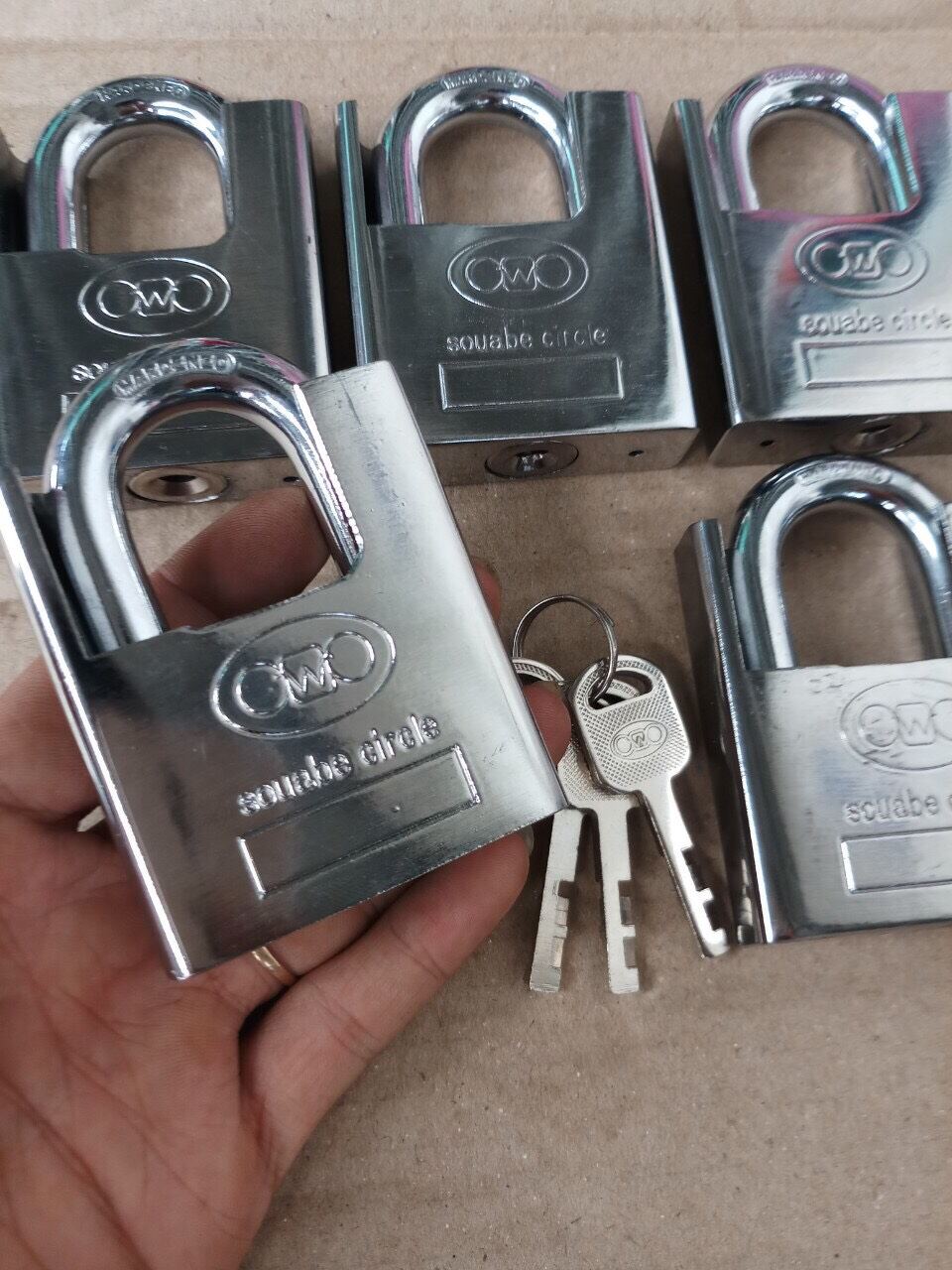 Set 5 ổ khoá dùng chung 1 chìa chủ ( loại 6 phân , chống cắt , có 4 chìa sơ cua )