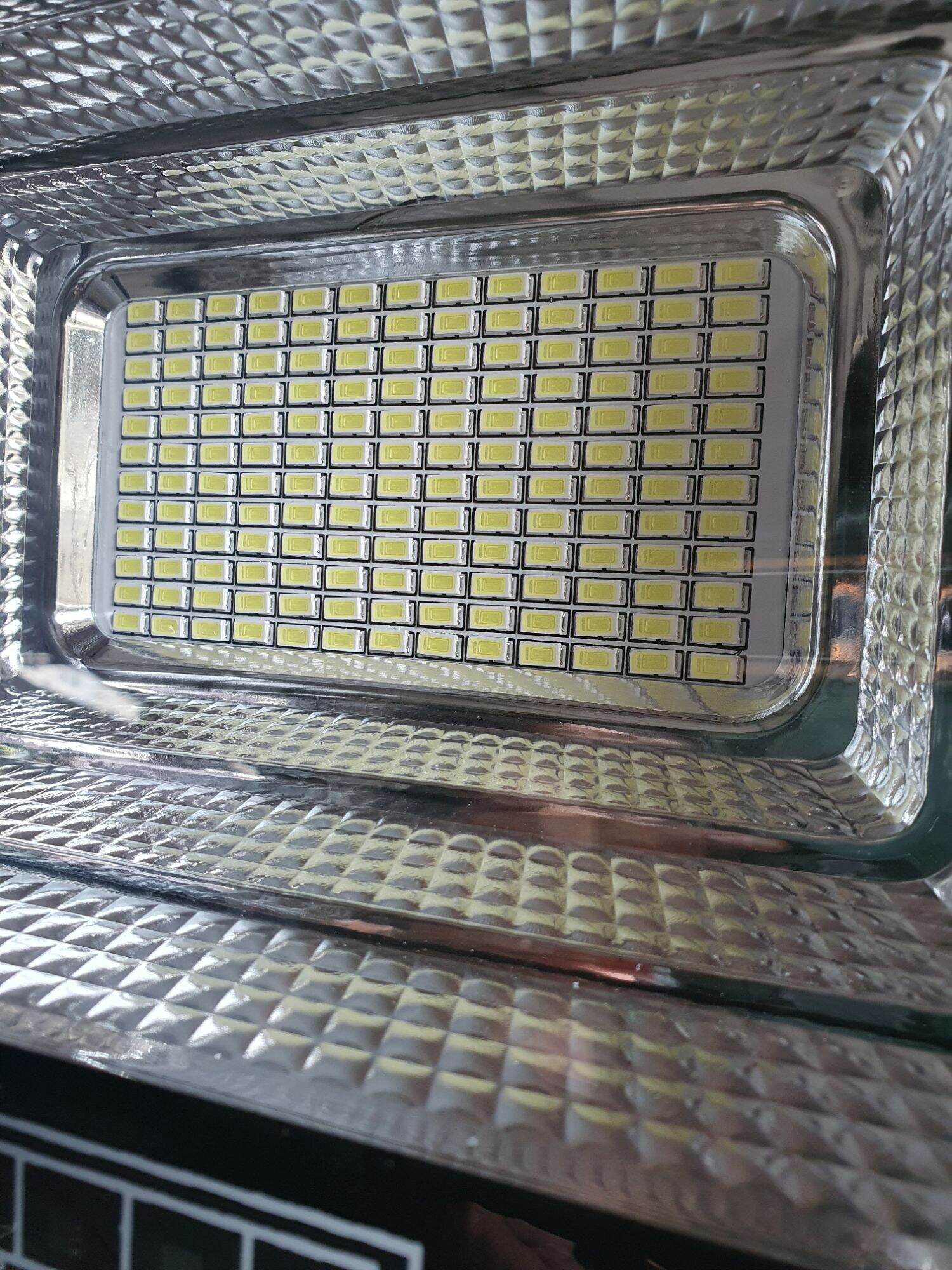 Đèn pha năng lượng mặt trời 200w