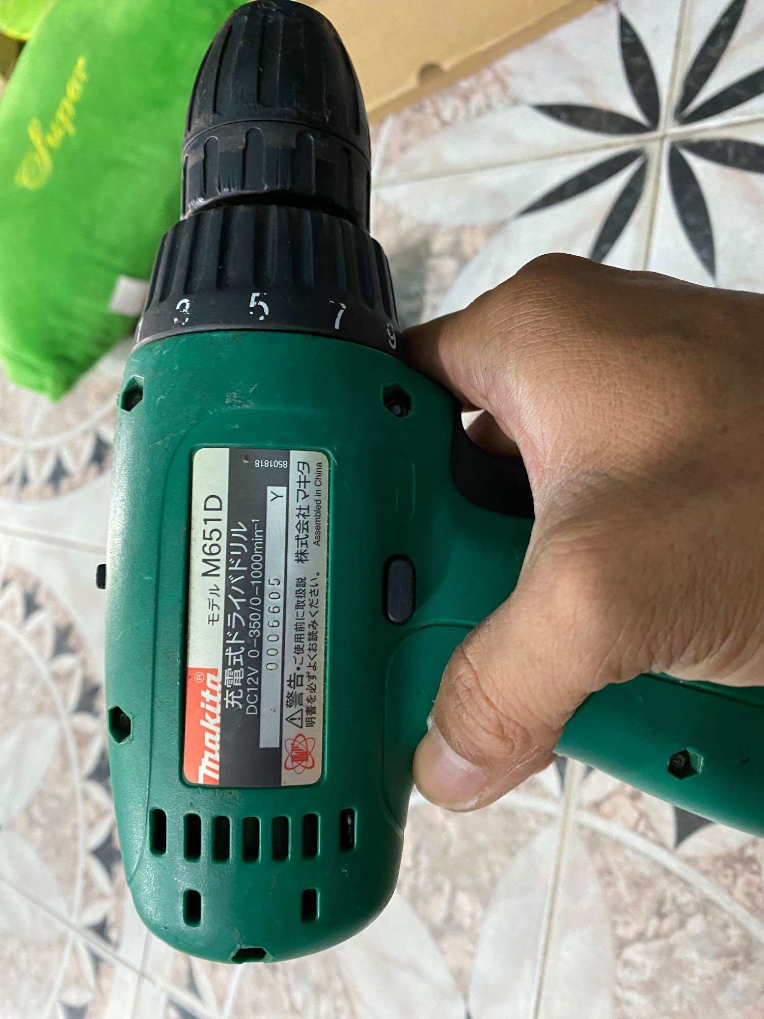Máy khoan pin 12v Makita.