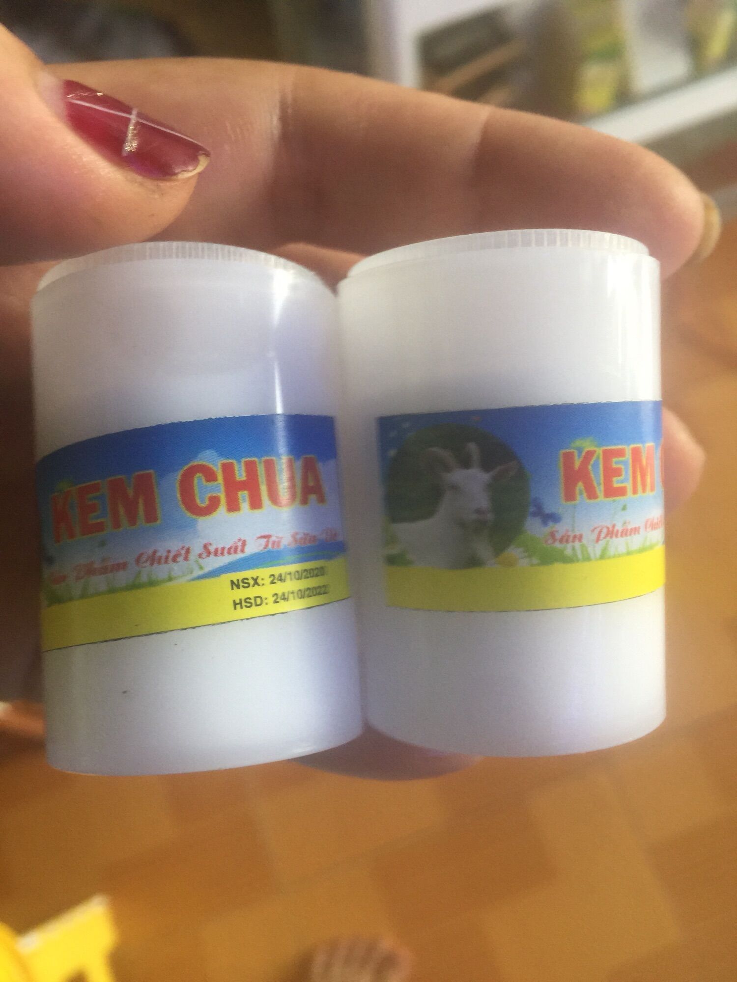 Hai hộp Kem Chua