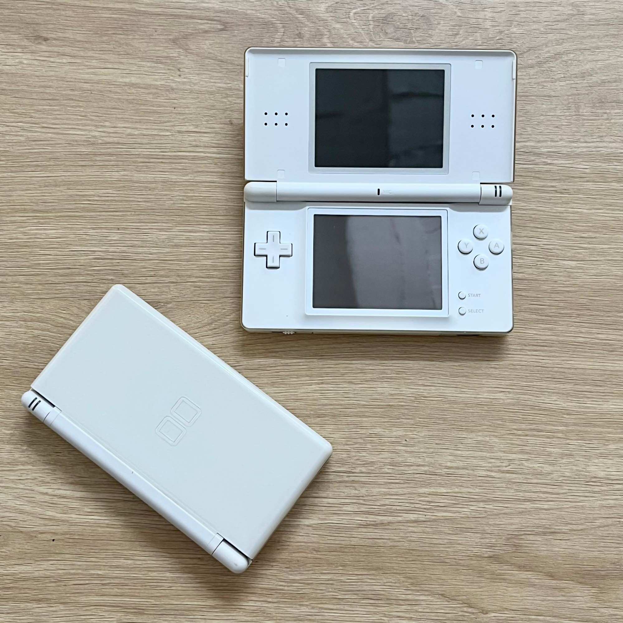 Máy Chơi game Nintendo DS Lite ( Full 2000 Game Free)
