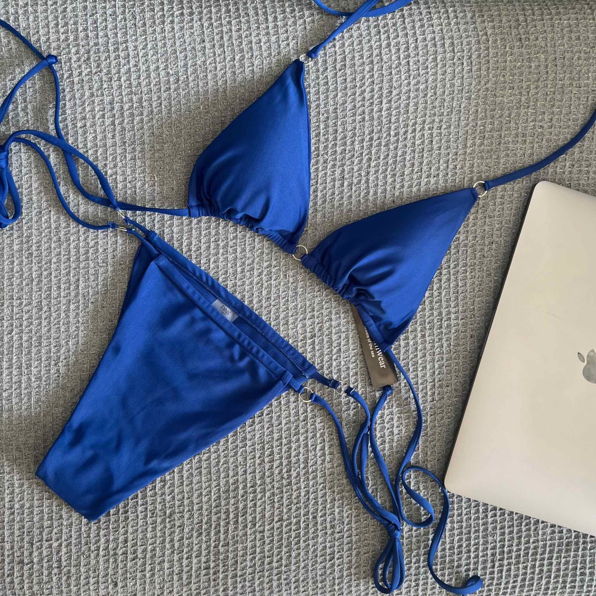 Bikini lọt khe