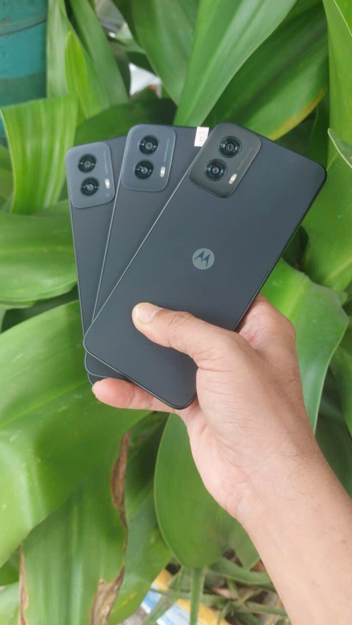 Điện thoại Motorola G Power 5G 2024 8/128 nguyên zin, máy đẹp 98-99, cầm tay trên nền lá cây xanh.