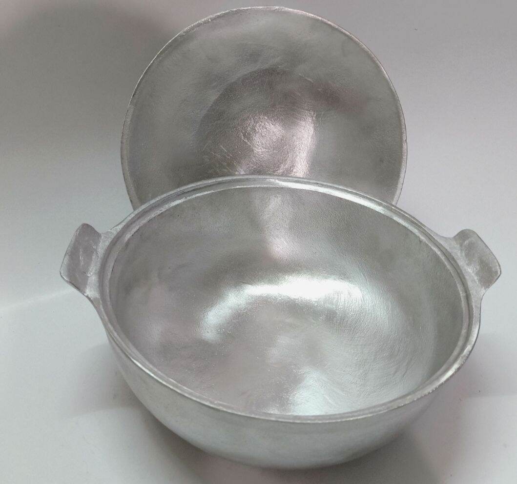 Nồi gang kho tộ đã được mài bóng đường kính 24cm ) hiện tại bên shop có 2 loại loại khuân cát và loại đúc bằng thủy lực)