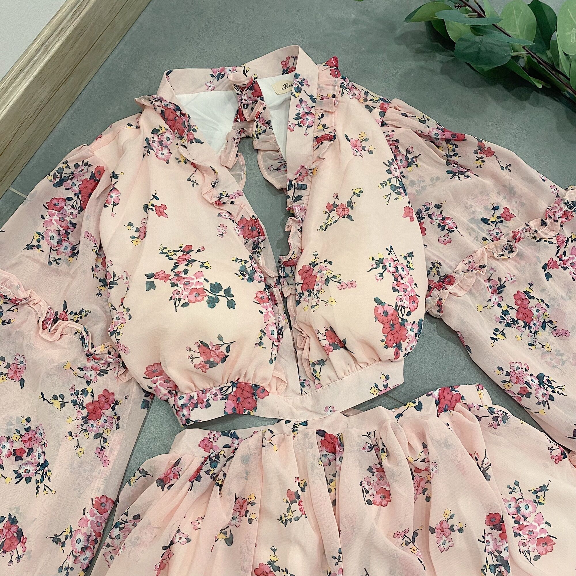 Đầm hở lưng cut out eo tone hồng nhẹ