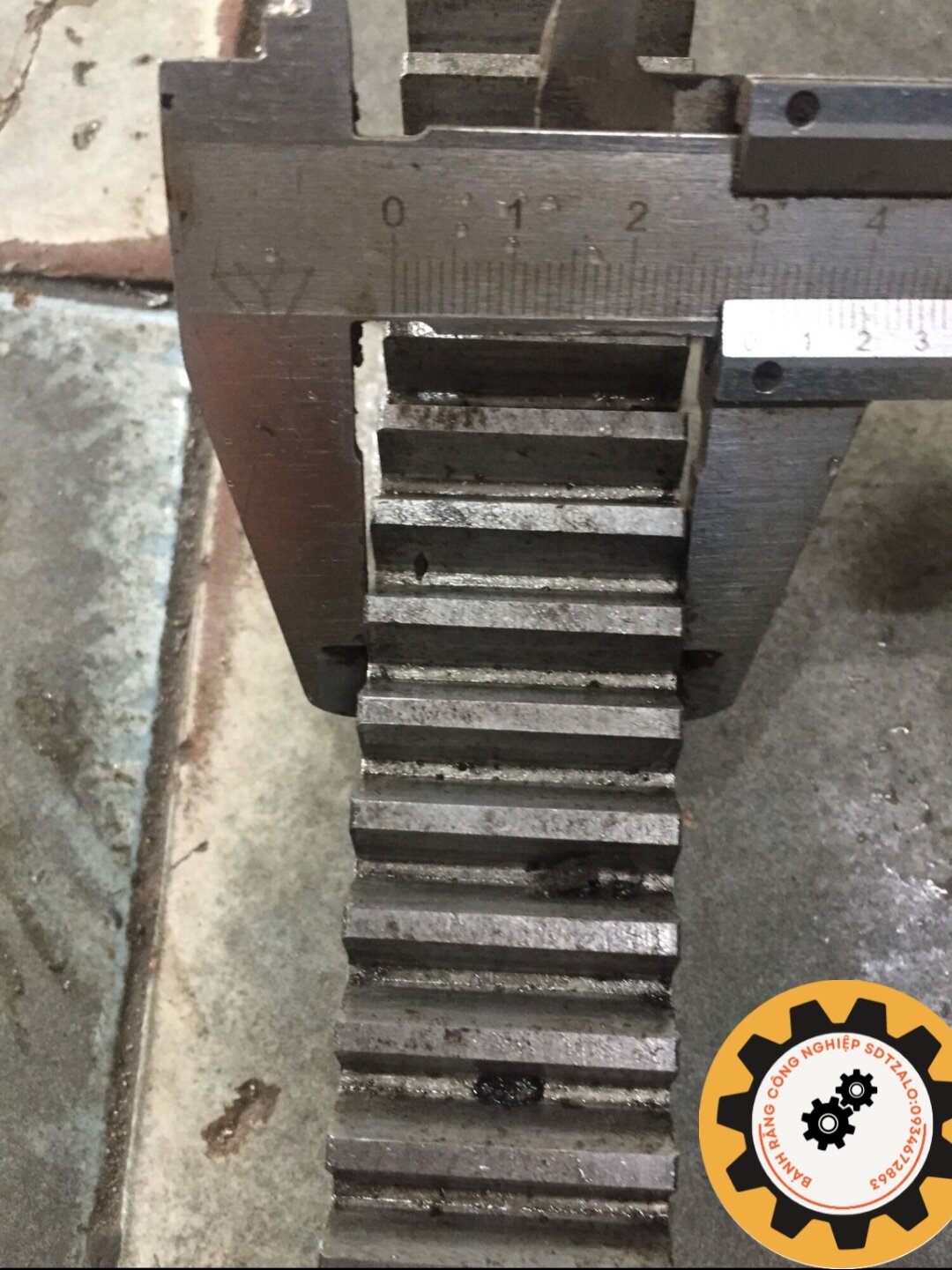 Thanh răng thẳng m3:30×30×1 mét ,bước răng t:9,42mm,chiều cao răng h:6,75mm và bánh răng ăn khớp 18r,19r,20r,21r,22r,23r,24r,25r,26r,27r,28r,29r,30r,31r,độ dày bánh răng 30m