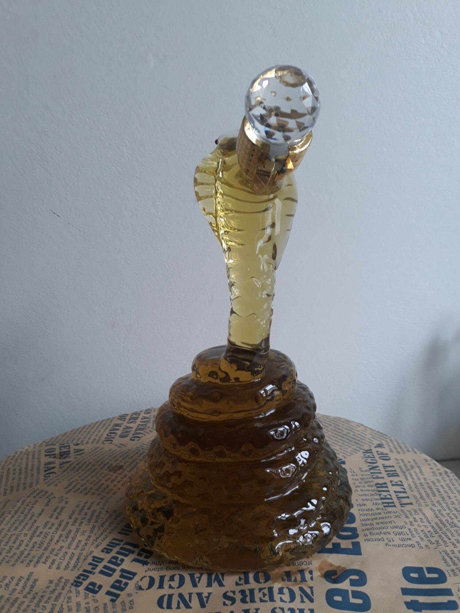 Bình đựng rượu thủy tinh hình con rắn ( không bao gồm rượu).