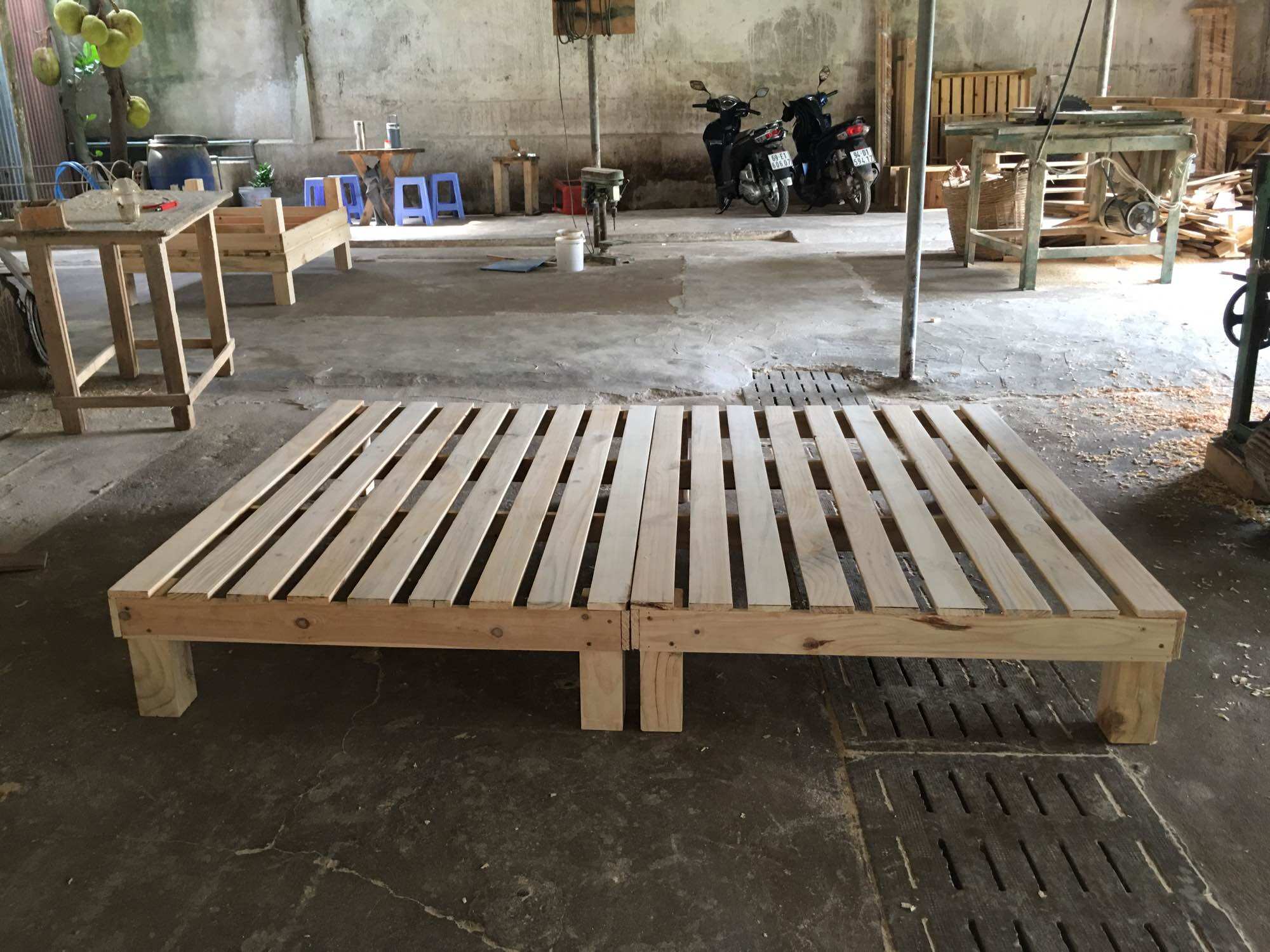 Giường Pallet gỗ thông chân cao 30cm