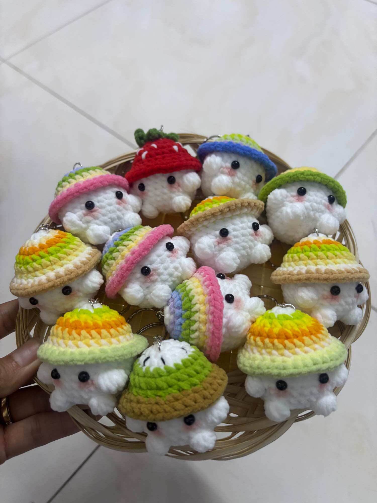 Móc khóa len crocheted hình nấm nhiều màu sắc, phù hợp làm phụ kiện trang trí hoặc quà tặng.