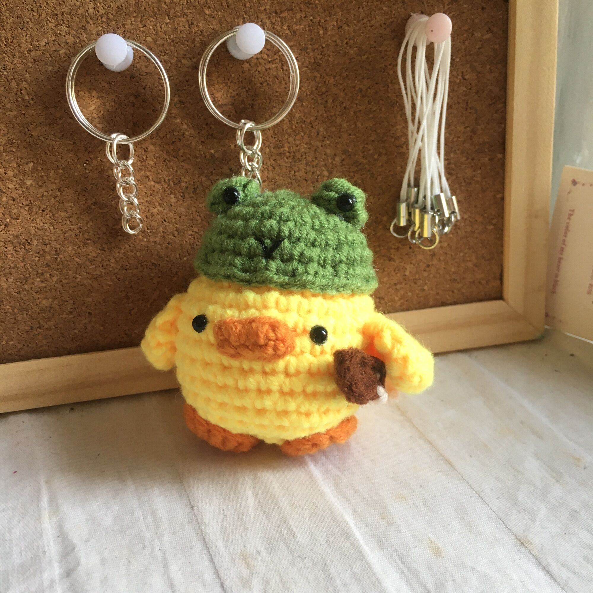 Móc khoá bé vịt đội mũ ếch độc lạ cute