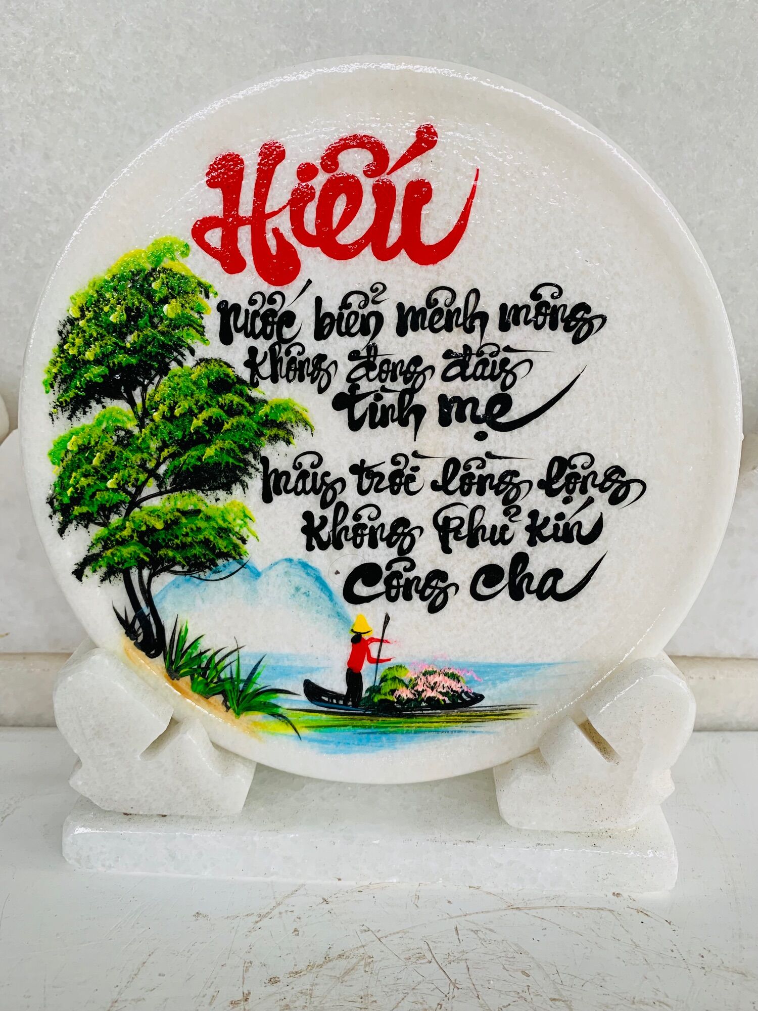 Thư pháp trên đĩa đá tự nhiên, (thơ :hiếu, cha mẹ),(KL: 1.5kg, KT đĩa 22cm có kèm đế đá), viết thơ thư pháp theo yêu cầu quý khách qua tin nhắn shop, giá gốc tại xưởng...(TPTDD02)