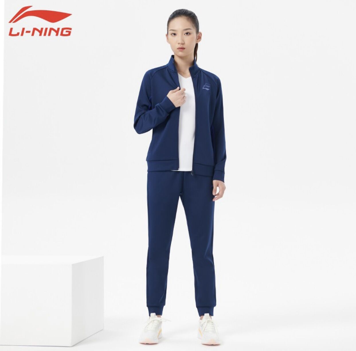 Bộ thể thao nữ lining awer006