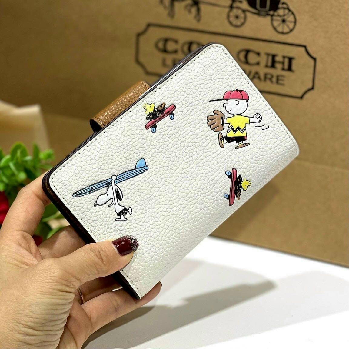 Ví C0AC.H cầm tay họa tiết siêu cưng