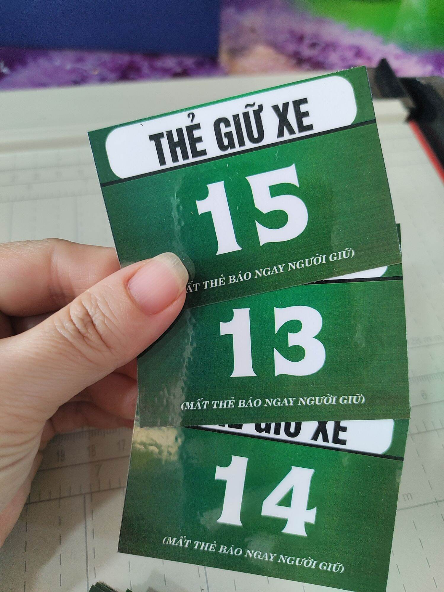 100 thẻ giữ xe, chỉ in số. 7x5cm. ép plastic