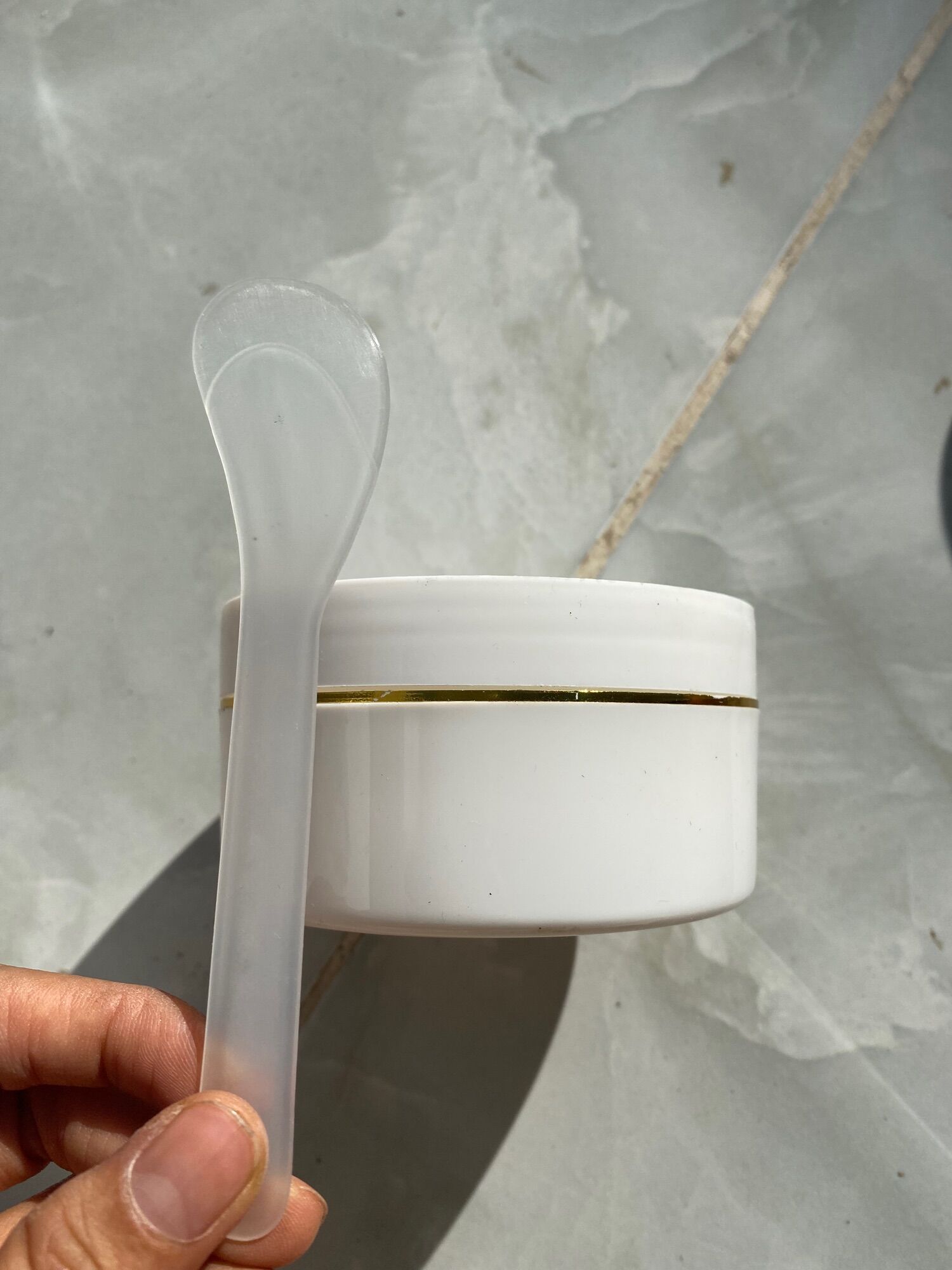 hủ 200g màu trắng (tặng muỗng múc kem)