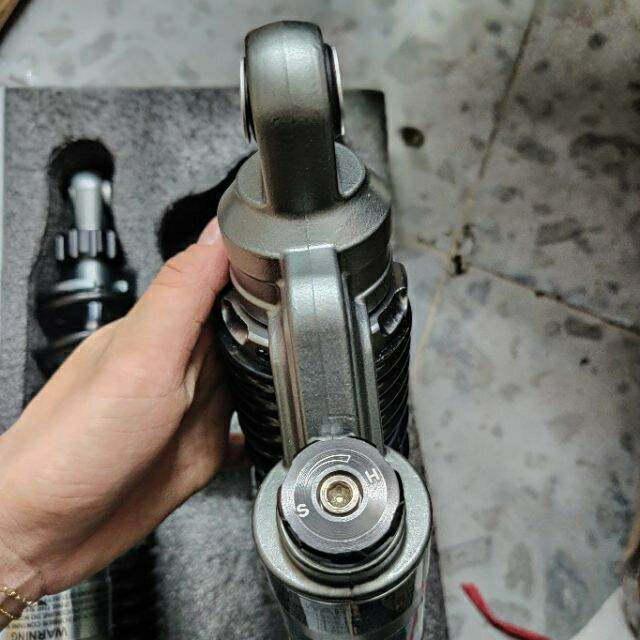 Phuộc Ohlins bình xám lò xo đen gắn Dream Wave Sirius Cup Max