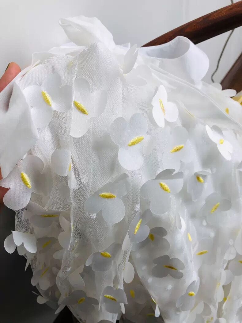 Váy hoa trắng 3D cho bé gái