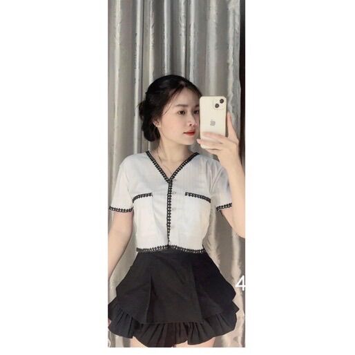 Áo kiểu croptop nút vàng phối ren REN2