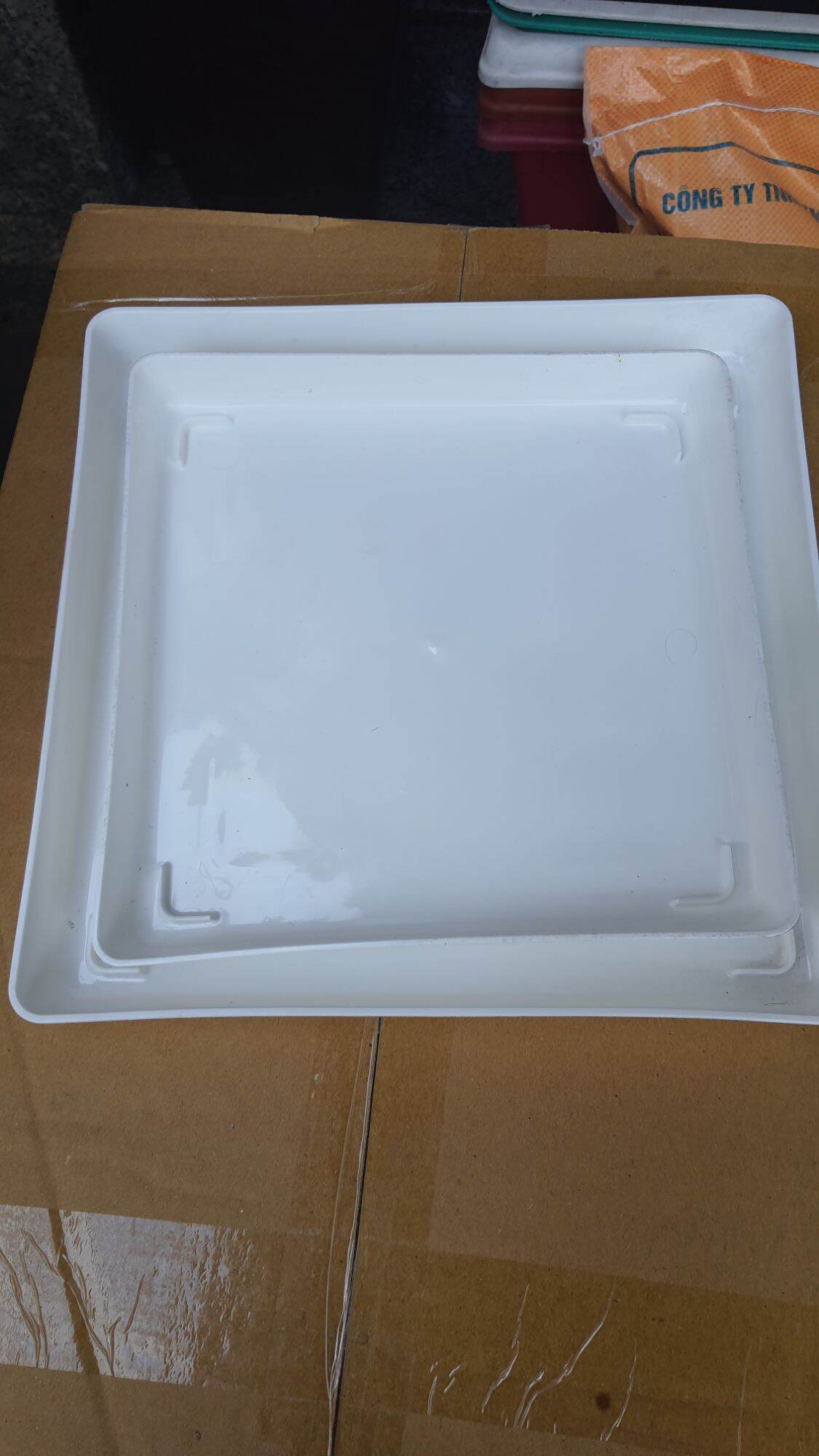 dĩa vuông nhựa lót chậu cây đường kính 23cm và 27cm