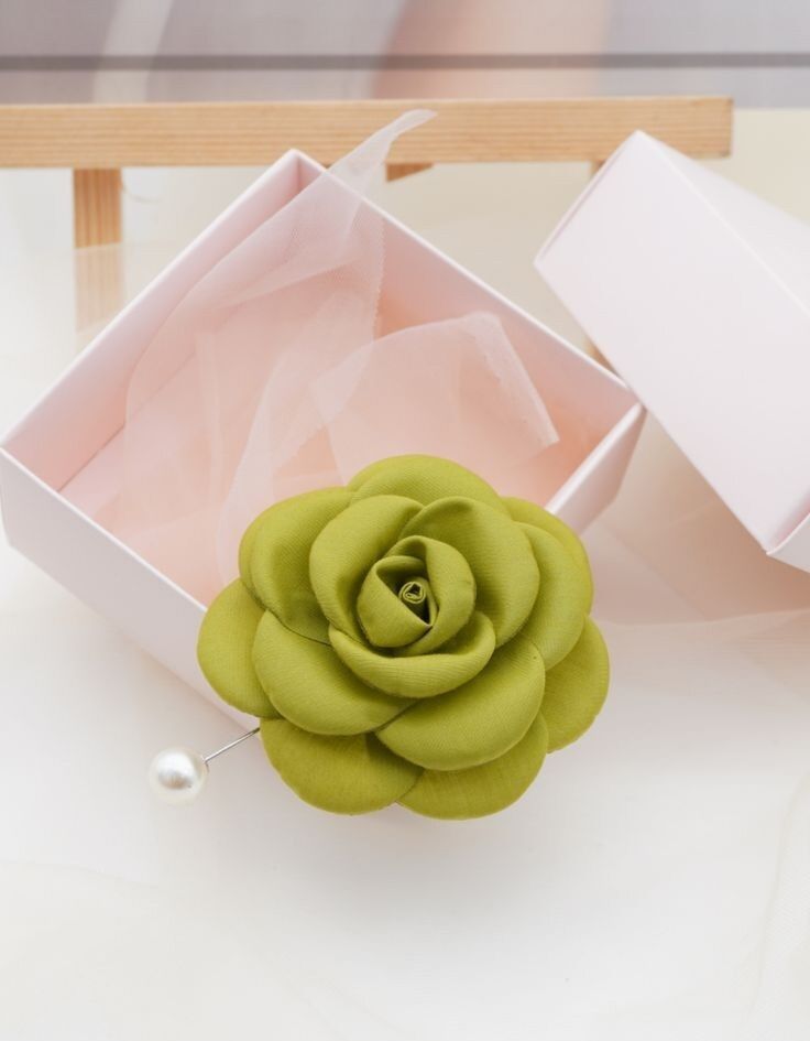 Hoa cài áo handmade bông hoa trà lụa màu bơ