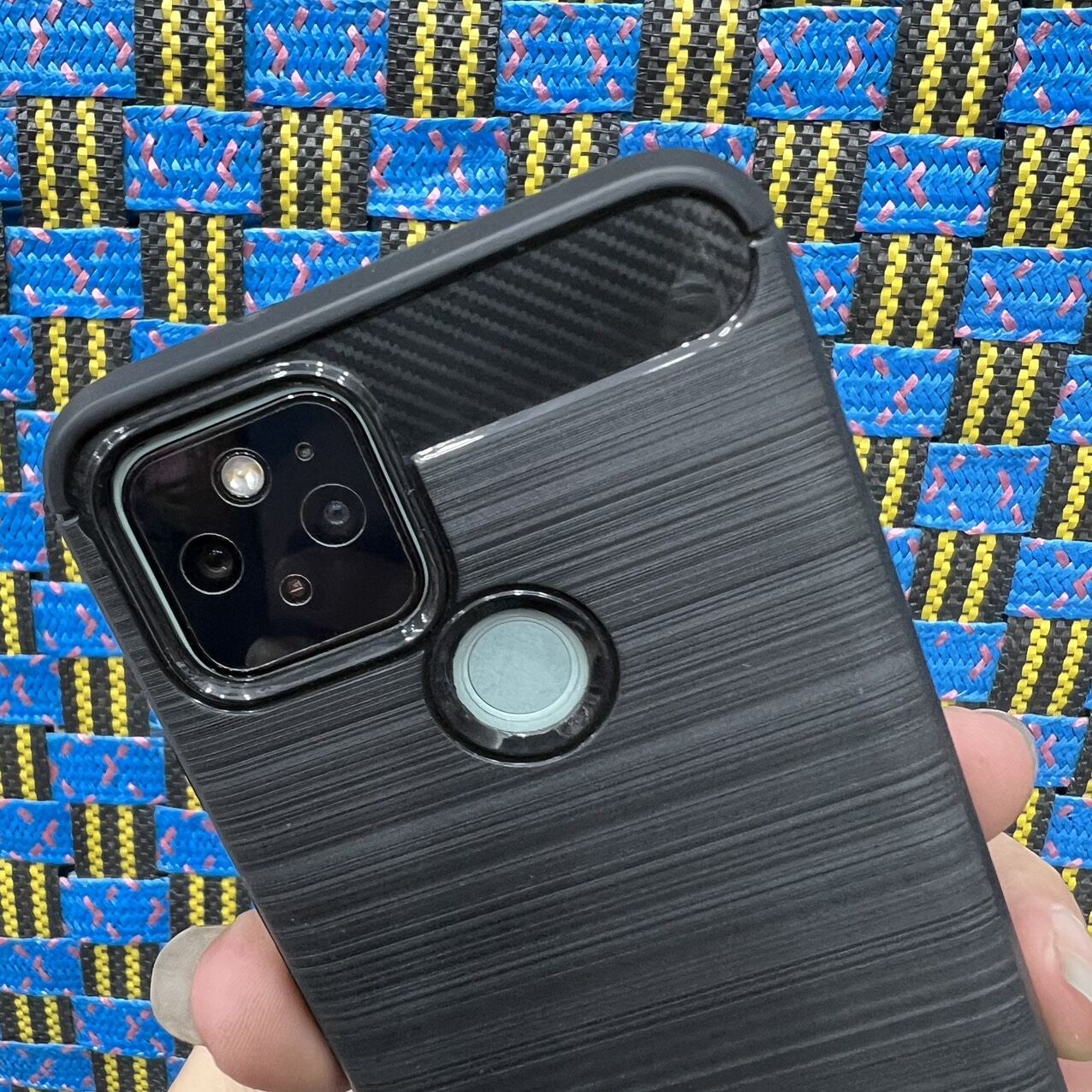 Case ốp lưng Google Pixel 5 dẻo đen carbon vân xước dày dặn chống sốc